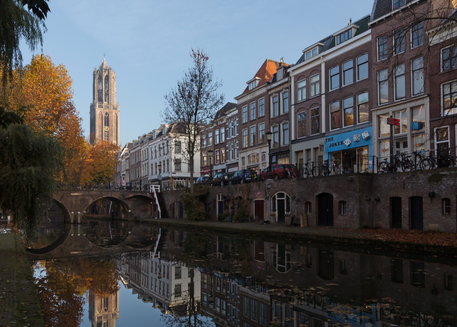 Domtoren vanaf de Oudegracht in Utrecht